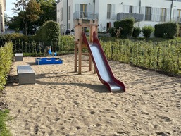 Spielplatz vor dem Haus