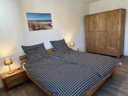 Schlafzimmer 1